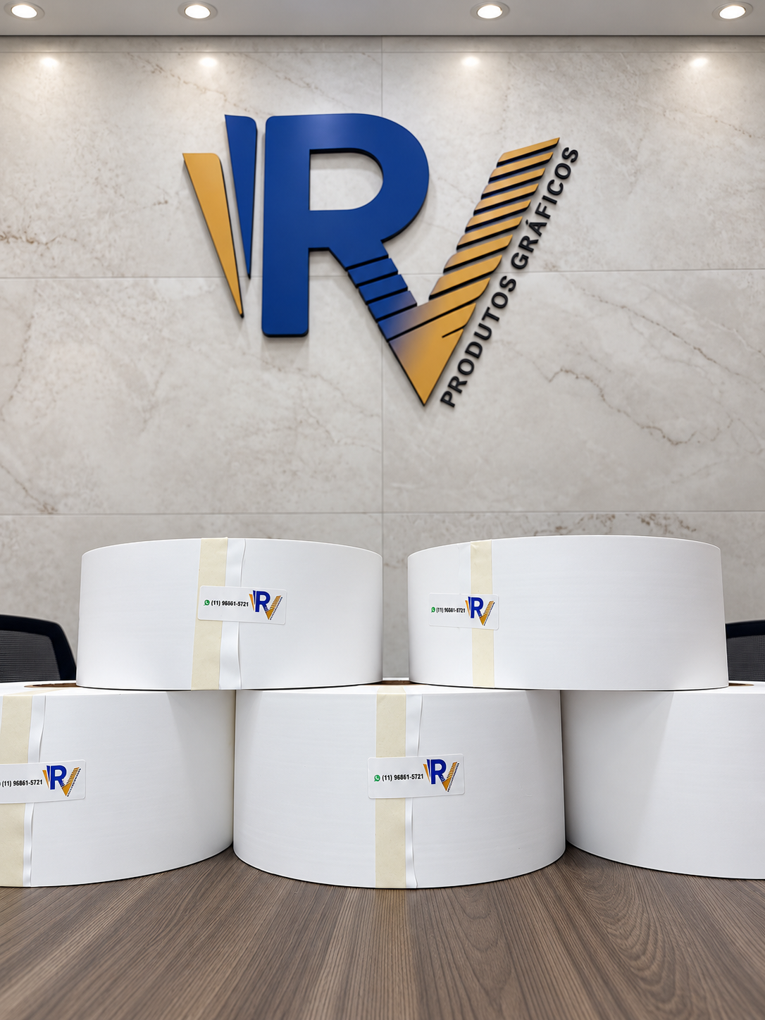 Bobinas brancas preparadas para venda com identidade visual da RV Produtos Gráficos.